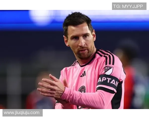 身披璀璨战袍的足球巨星展现绿茵场上王者风采